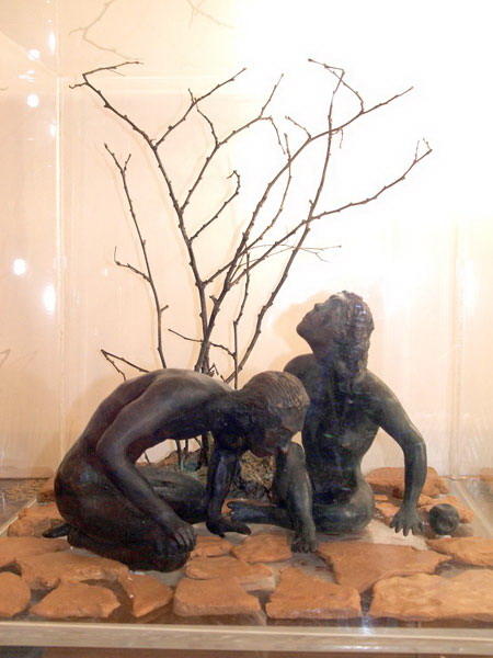L’origine - Bronzo, terracotta, legno in plexiglas, H. 33 cm